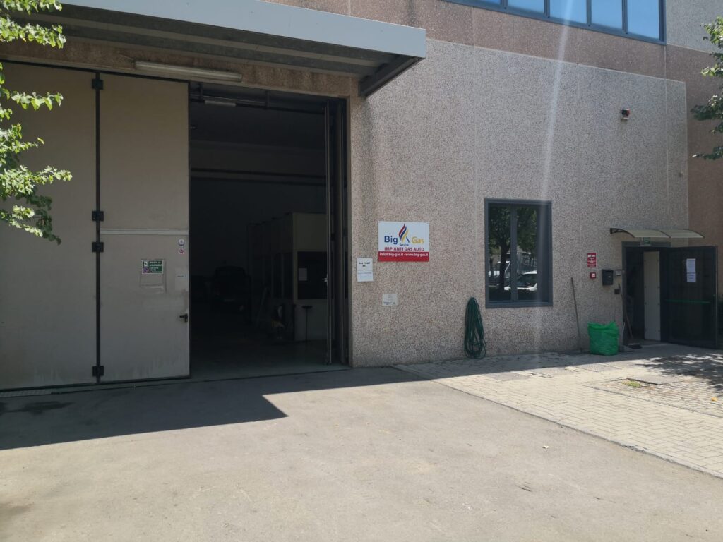 firenze vendesi capannone - veduta portone